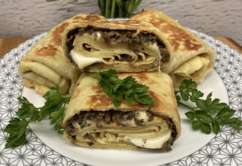 Naleśniki z pieczarkami i mozzarellą