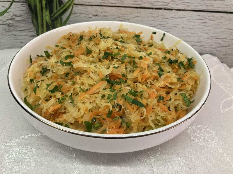 Surówka z kapusty kiszonej na ciepło z miodem