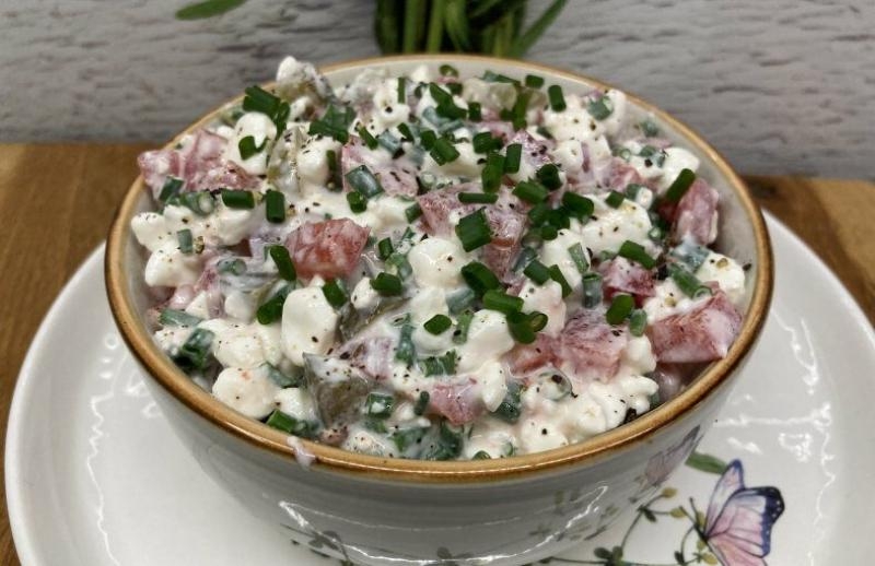 Szybka sałatka z serkiem wiejskim