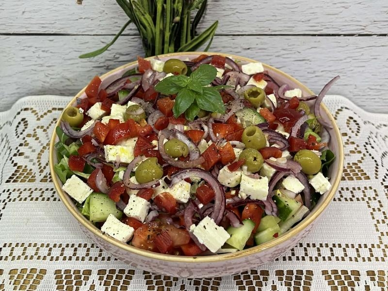 Lekka sałatka warzywna z serem typu bałkańskiego