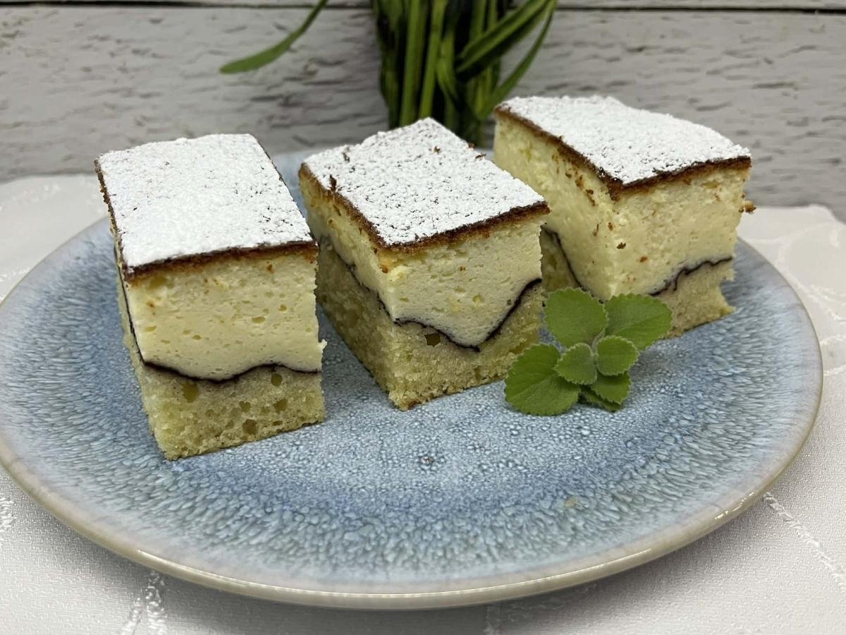 Sernik na ucieranym spodzie