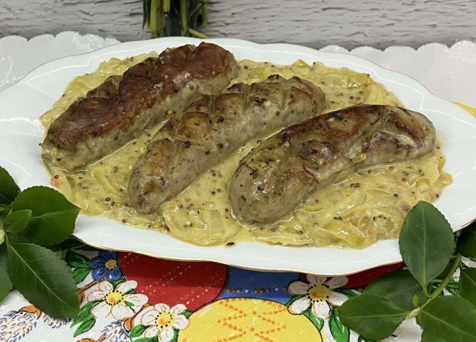 Biała kiełbasa w sosie chrzanowo musztardowym