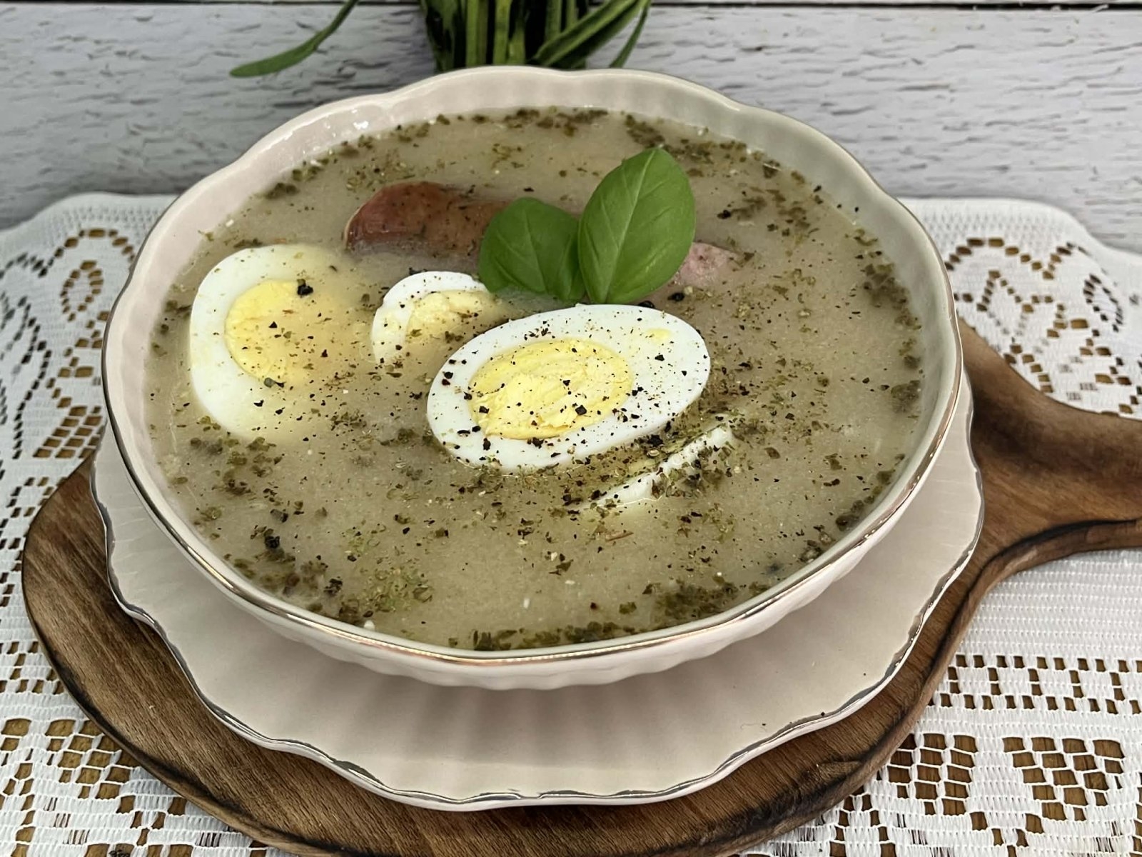 Żurek z jajkiem i kiełbasą