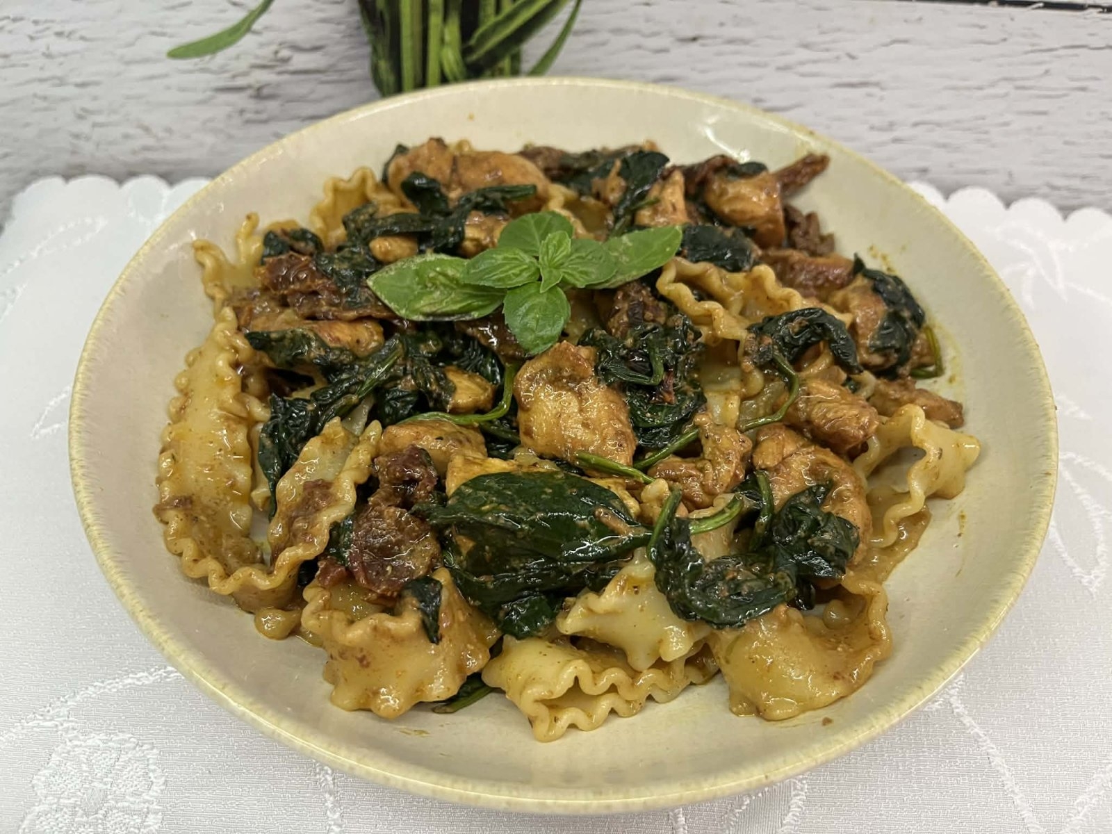 Makaron z kurczakiem, szpinakiem i suszonymi pomidorami