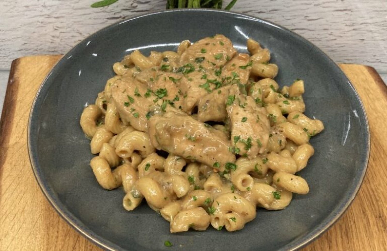 Makaron z kurczakiem w sosie śmietanowym
