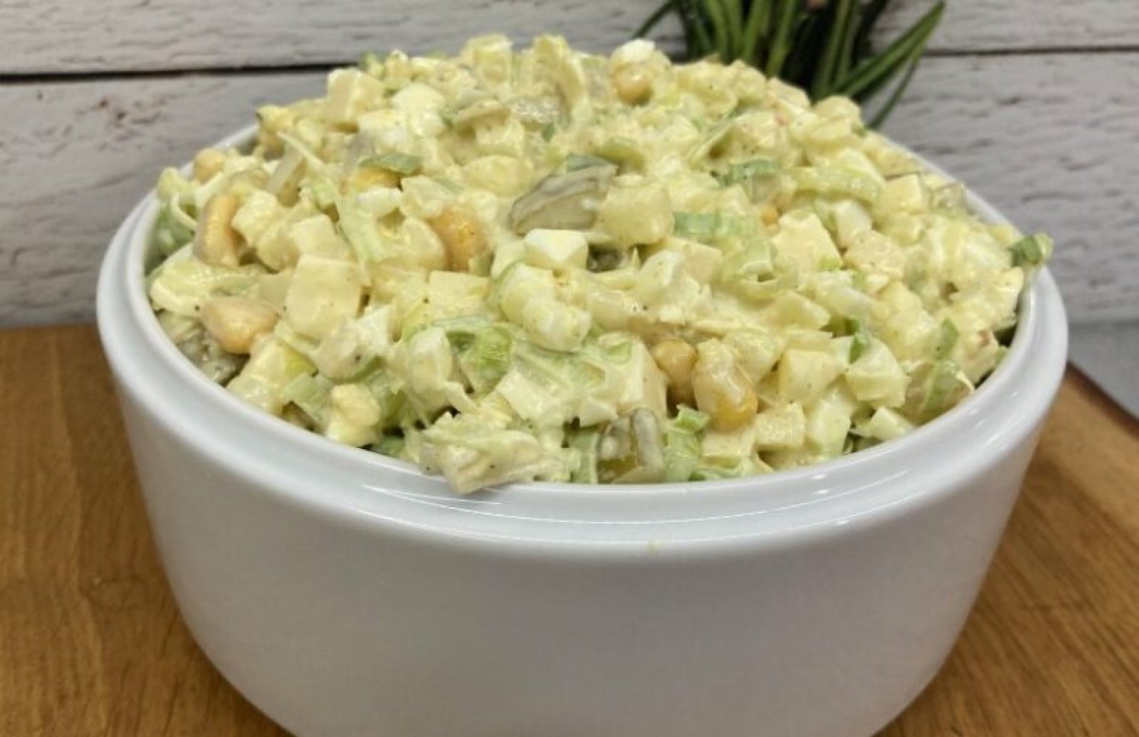 Sałatka z żółtym serem i porem