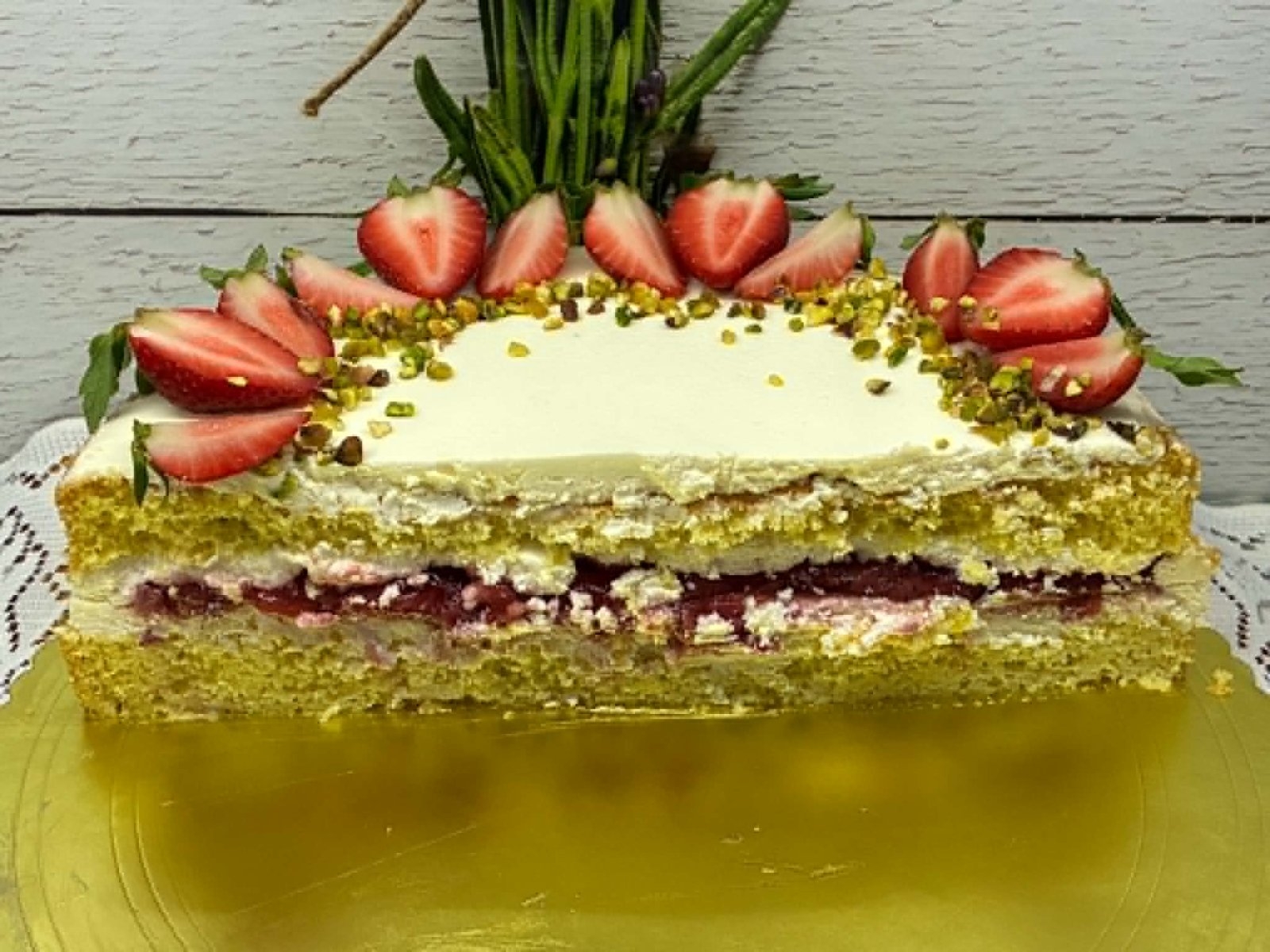 Tort śmietanowy z truskawkami dla początkujących