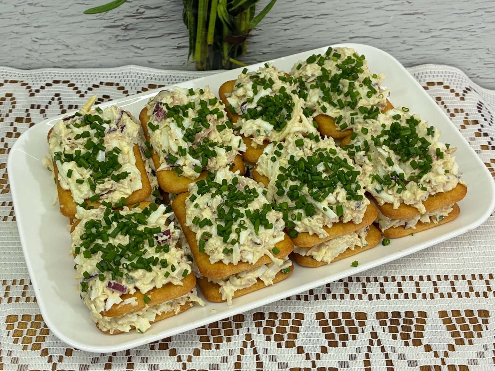 Pasta z tuńczykiem na krakersach
