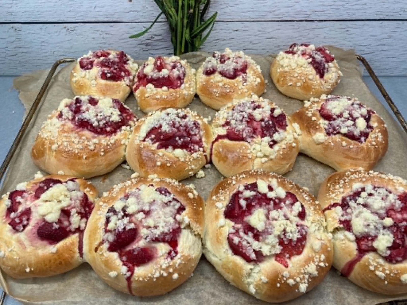 Bułki drożdżowe z truskawkami i kruszonką