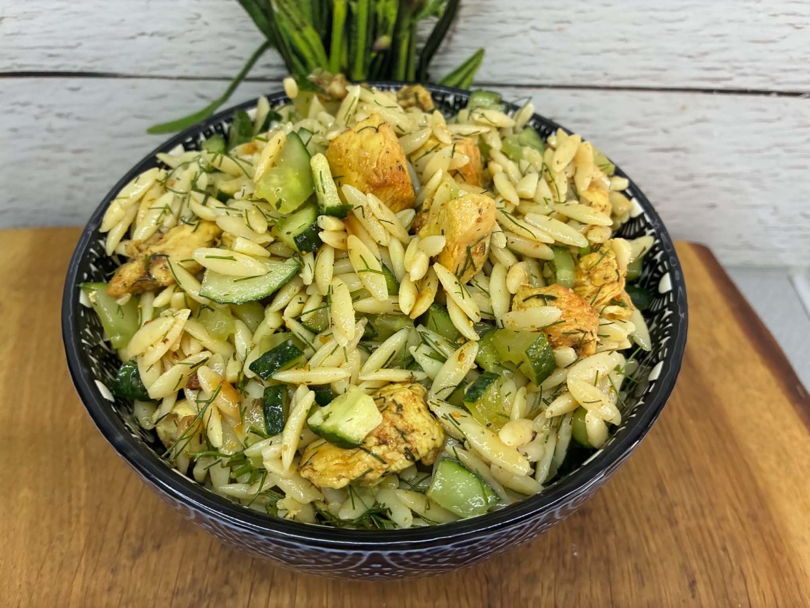 Sałatka z makaronem orzo