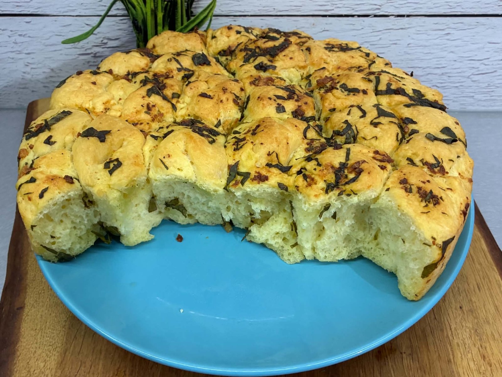 Chlebek rwany z pesto bazyliowym