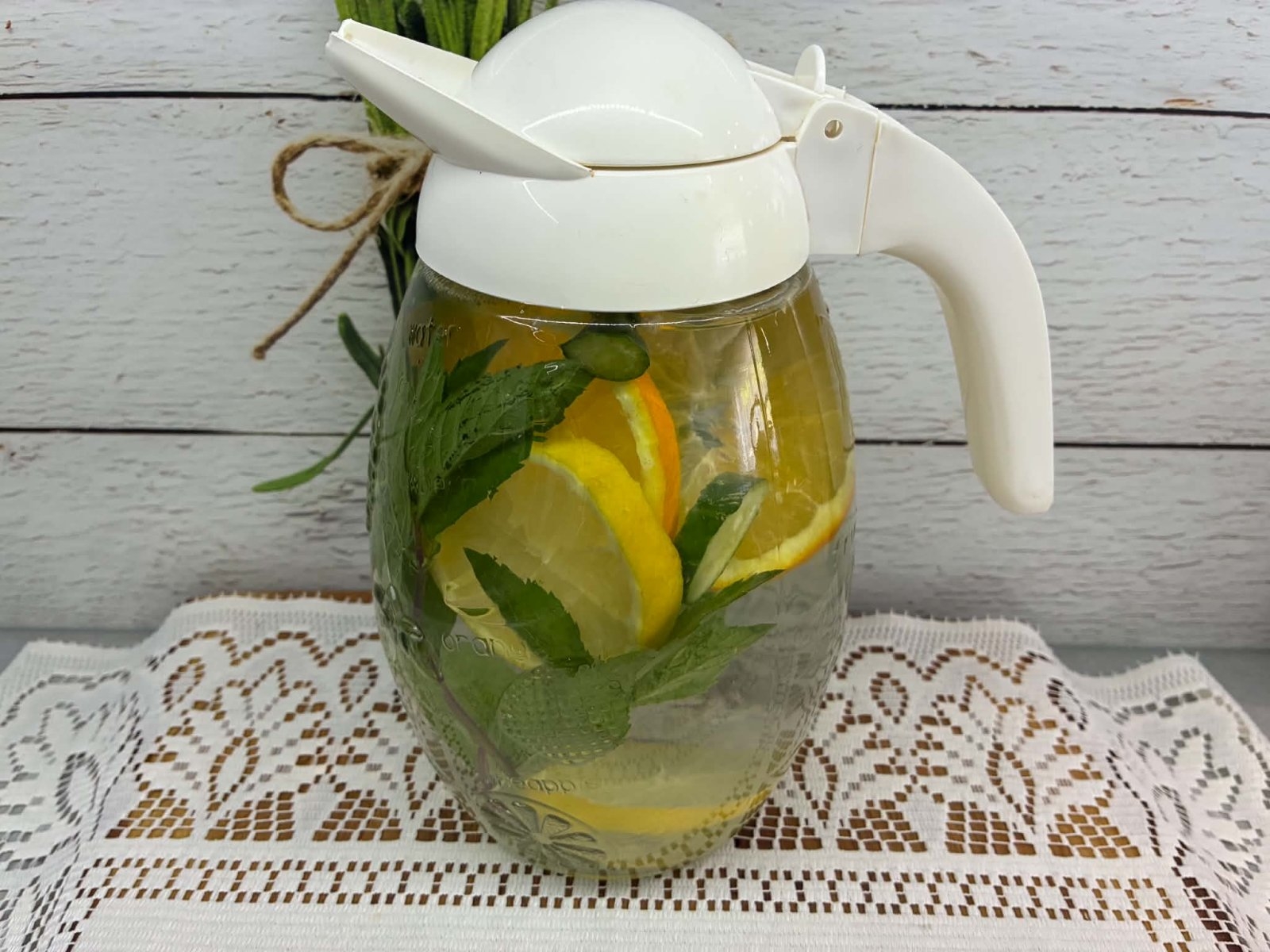 Lemoniada z cytryną, pomarańczą, miętą i ogórkiem