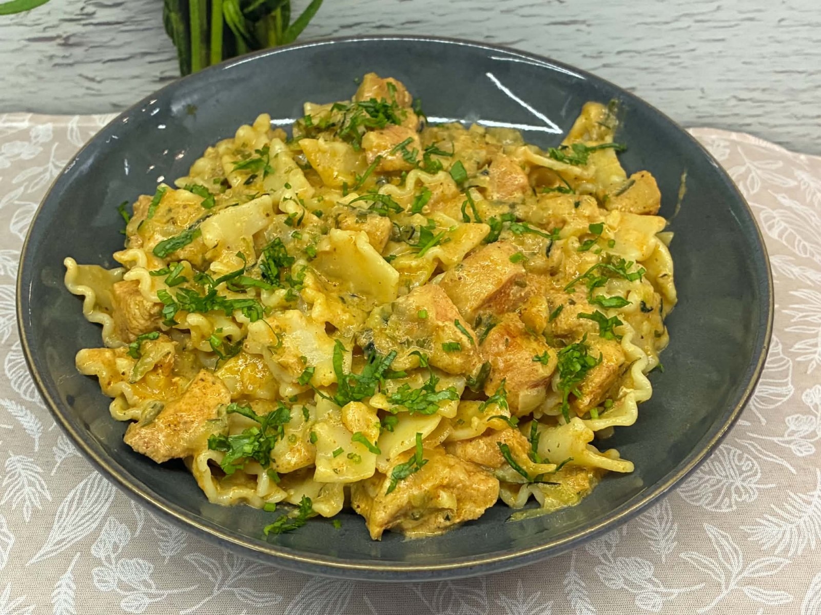 Makaron tagliatelle z kurczakiem i cukinią w kremowym sosie