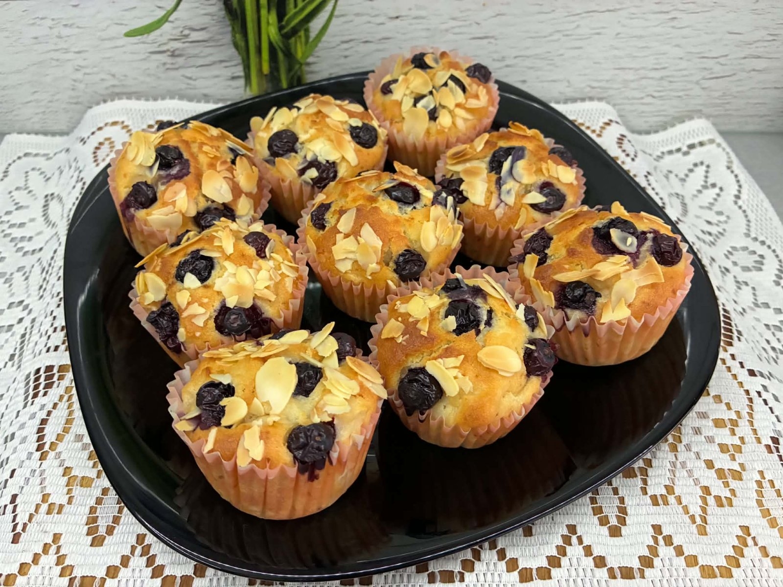 Muffiny z borówkami i płatkami migdałów