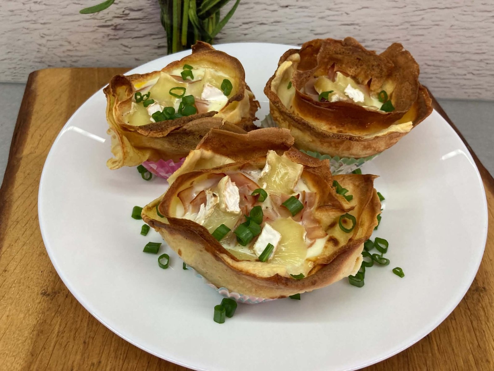 Koszyczki naleśnikowe z jajkiem, szynką i serem