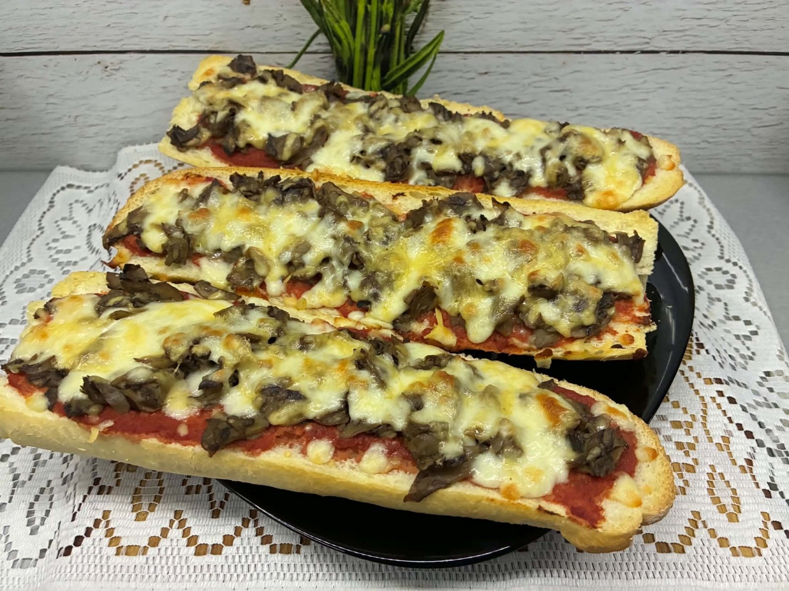 Najlepsze domowe zapiekanki z pieczarkami, cheddarem i mozzarellą