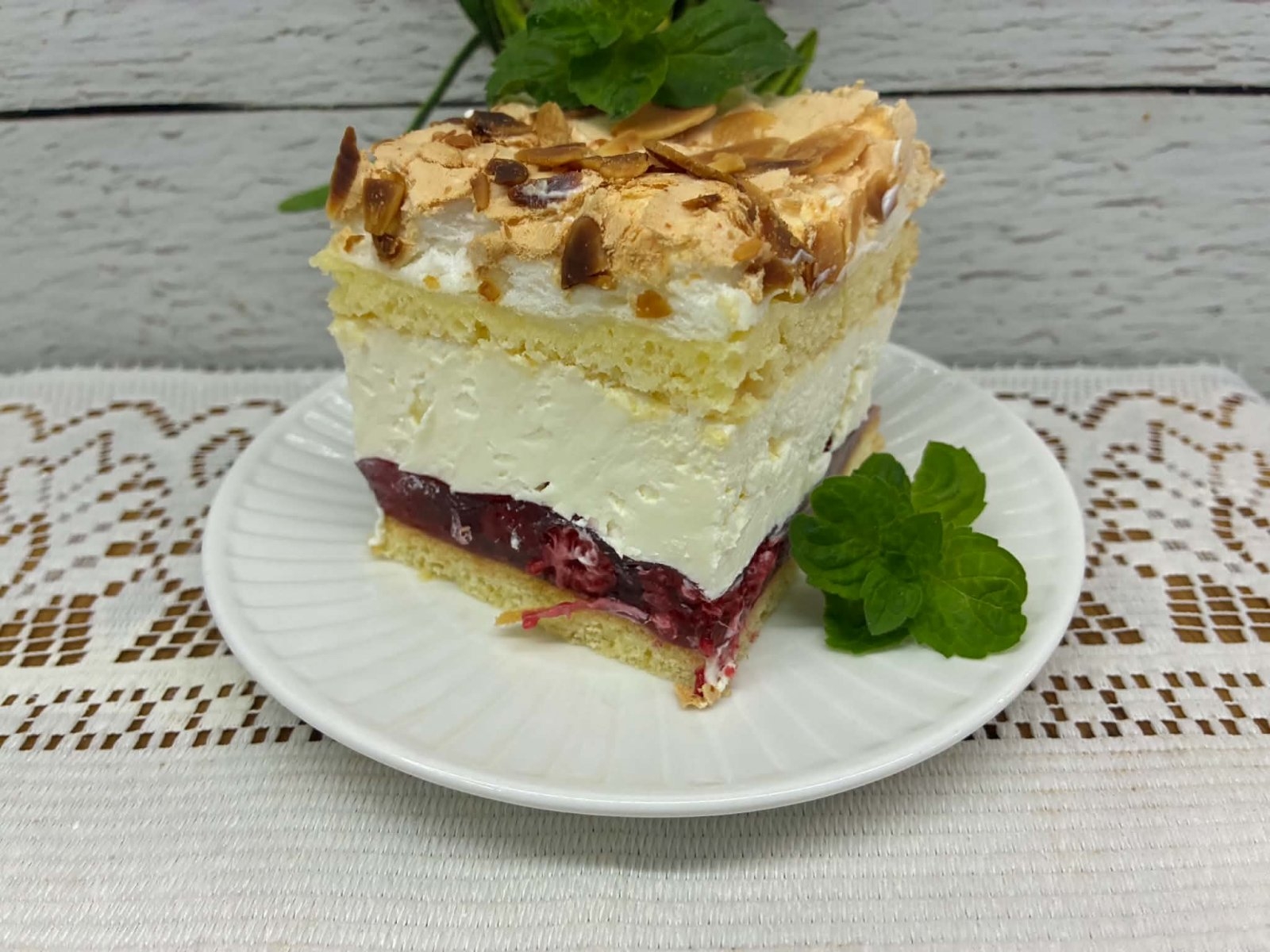 Malinowa chmurka z bezą i migdałami