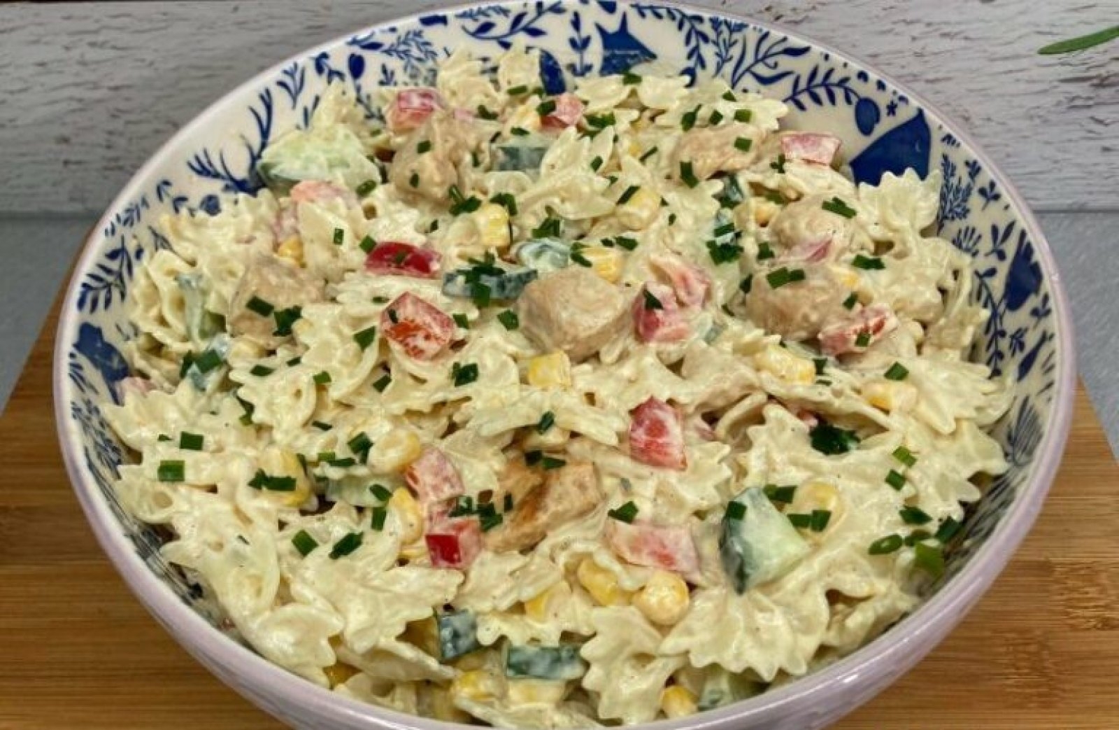 Sałatka z mini kokardkami