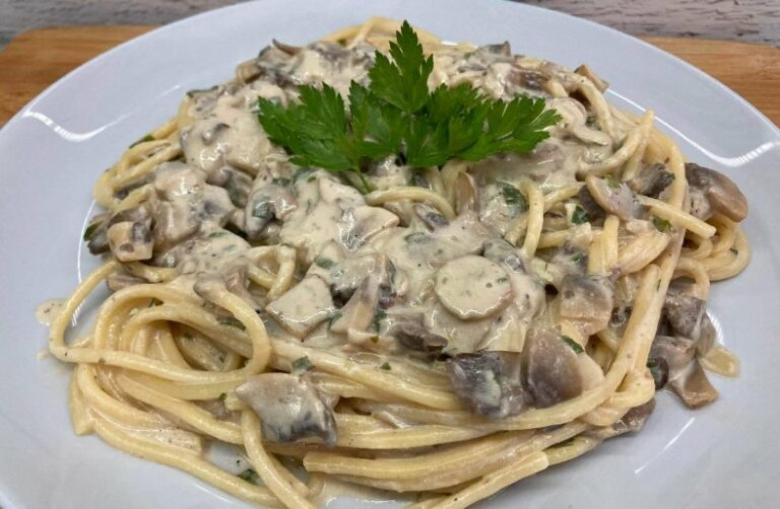 Spaghetti z pieczarkami i fetą