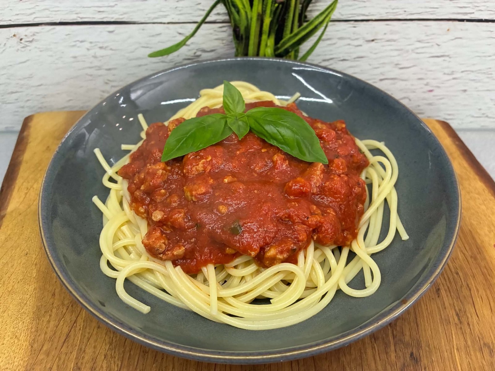 Spaghetti z mięsem mielonym w sosie pomidorowym
