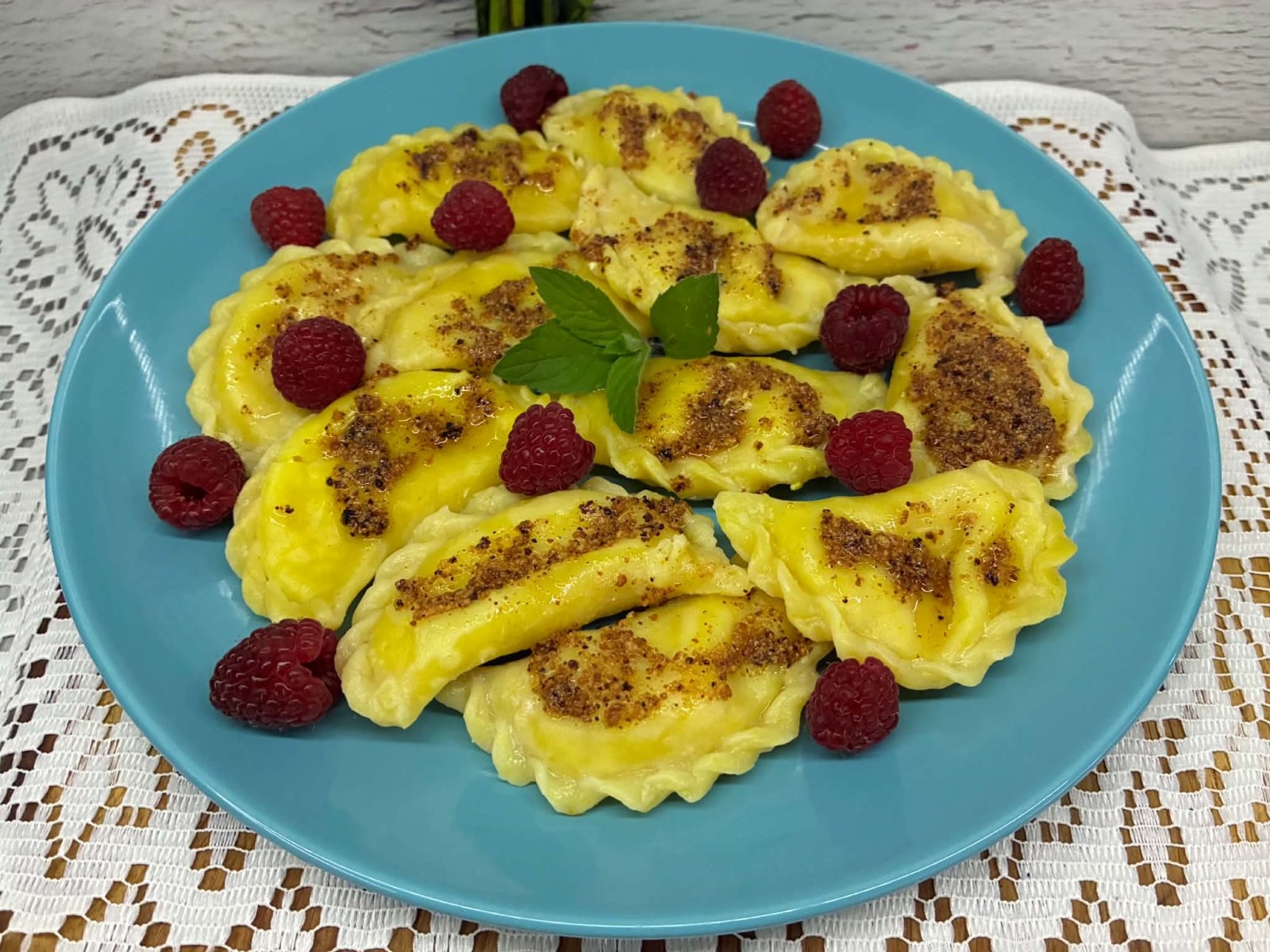 Pierogi z białym serem podane ze smażoną śmietaną