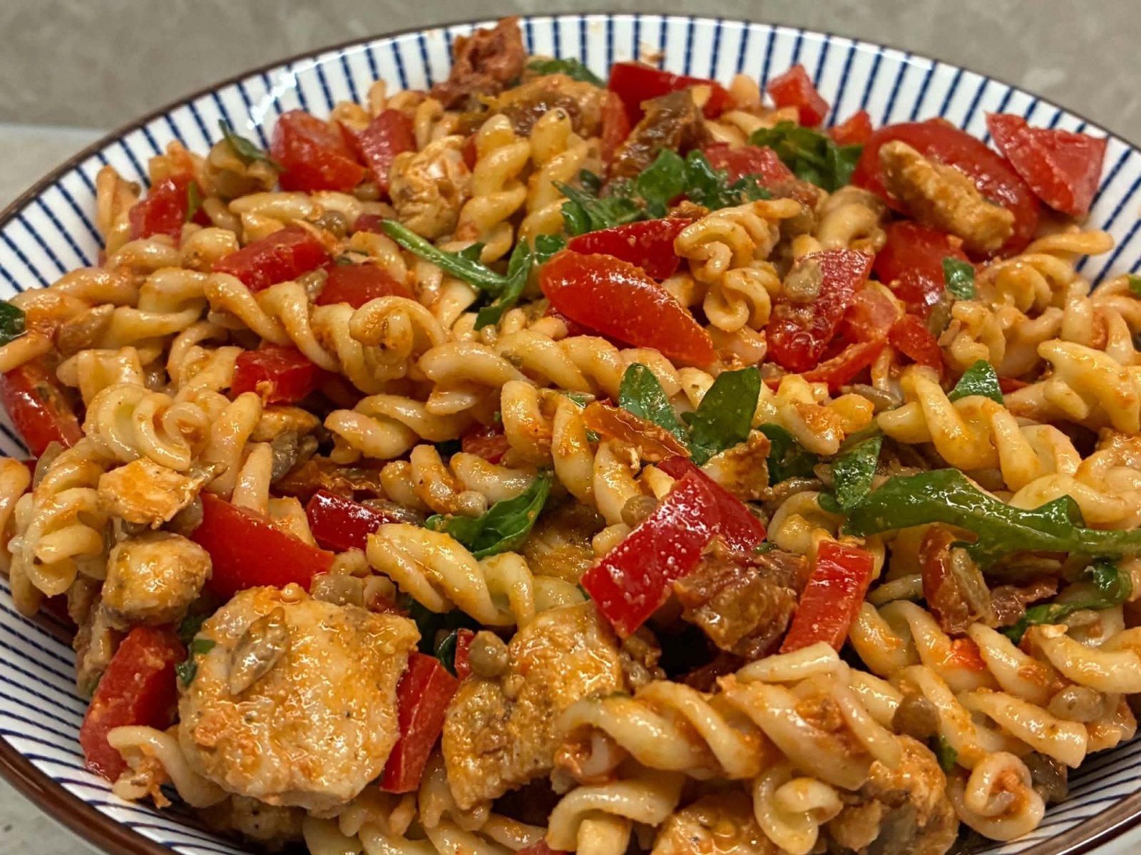 Szybka sałatka z kurczakiem i pesto – idealna na obiad i imprezę