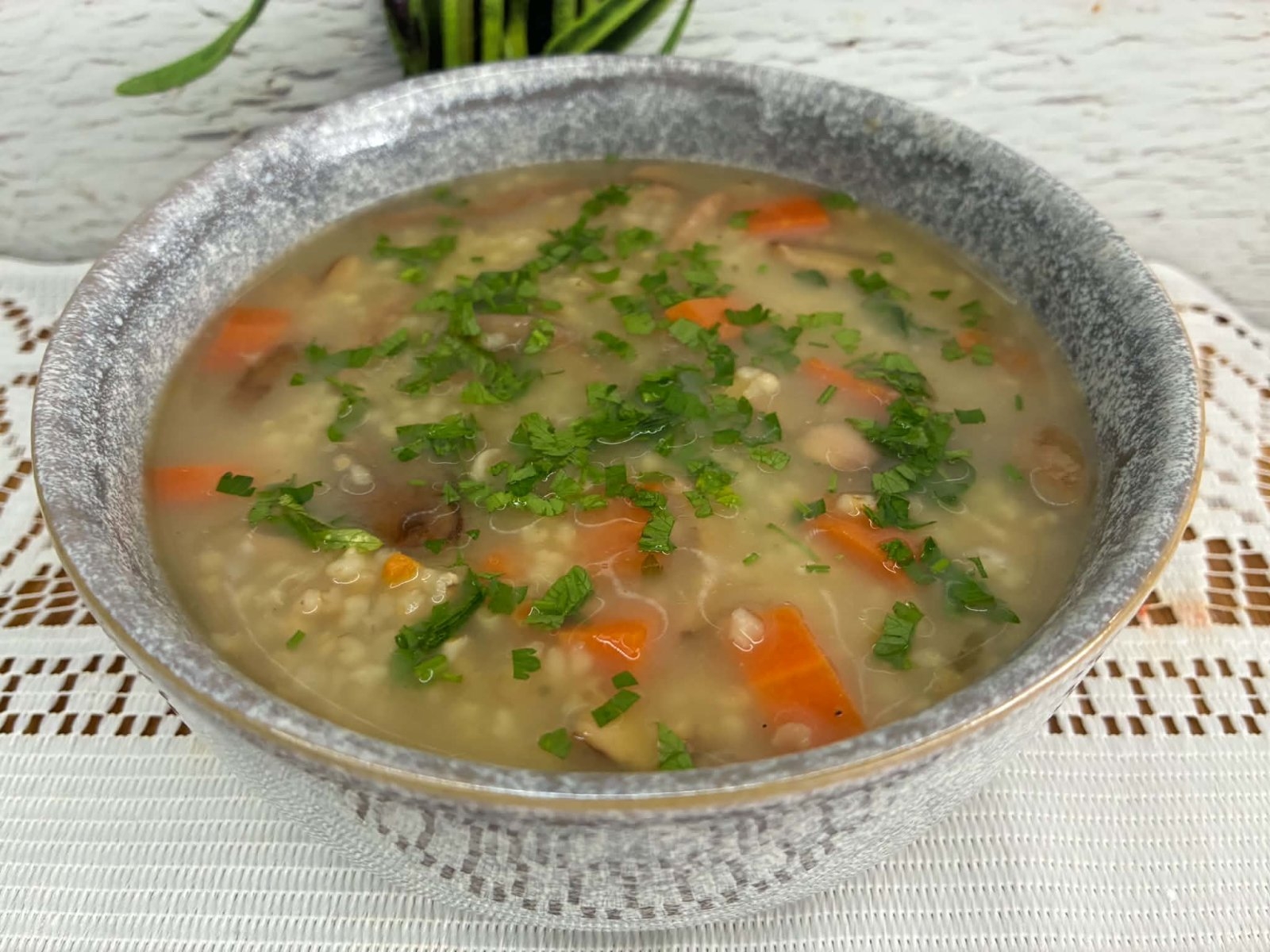 Zupa z podgrzybków z kaszą – aromatyczna, sycąca i pełna leśnego smaku