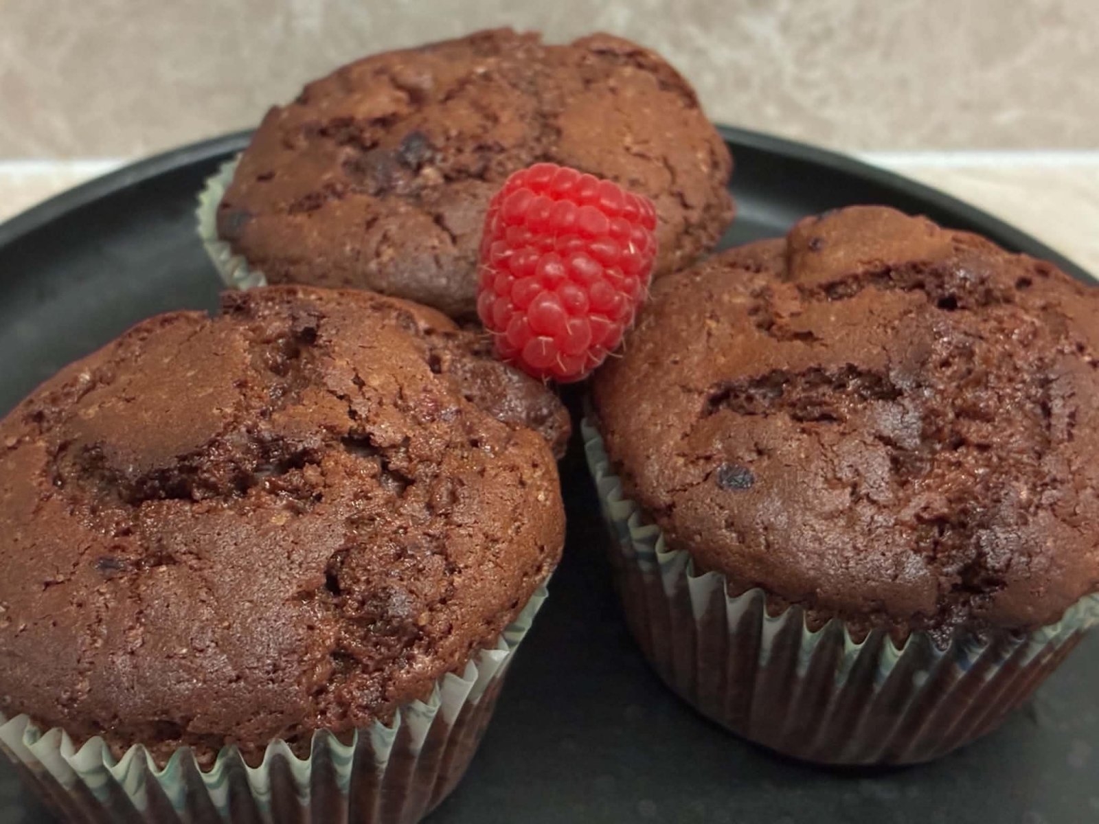 Muffinki kakaowe z malinami – puszyste, wilgotne i pełne owoców