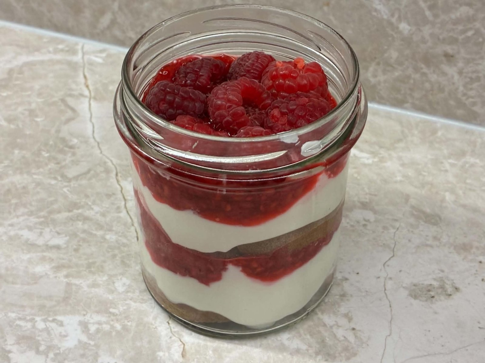 Szybkie jogurtowo-malinowe tiramisu – lekki deser w słoiczku
