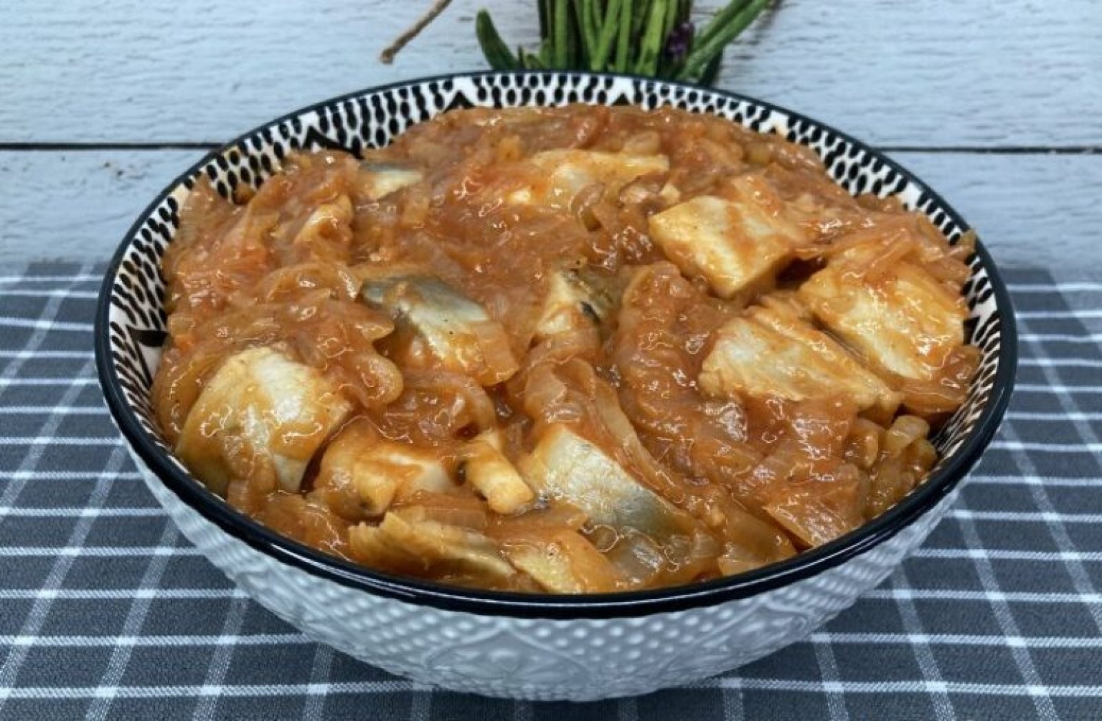 Śledzie w pomidorach z cebulką i miodem