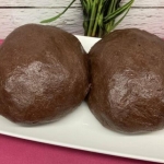 Ciemne ciasto pod ser