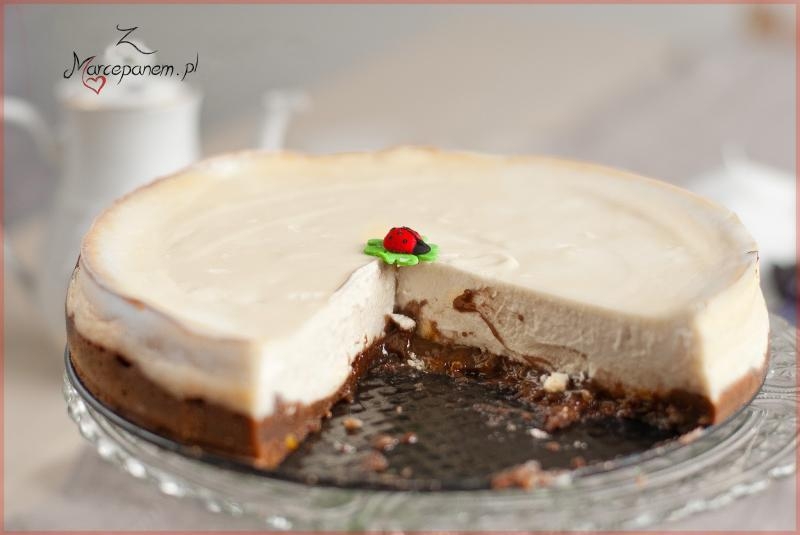 SERNIK Z BIAŁĄ CZEKOLADĄ NA SPODZIE BROWNIE