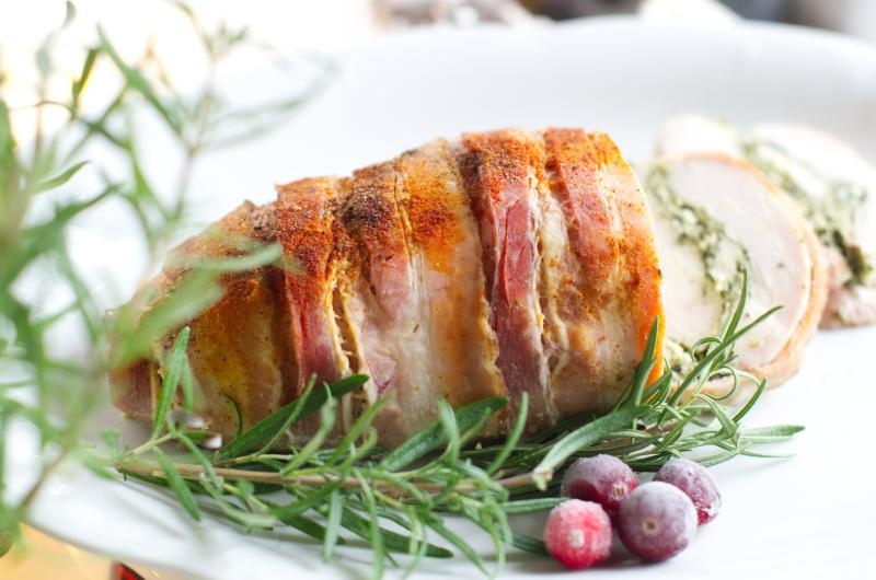 ROLADA Z KURCZAKA Z FETĄ, SZPINAKIEM I BOCZKIEM