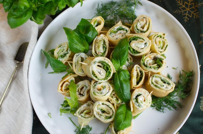 ROLADKI Z NALEŚNIKÓW Z SERKIEM I RUKOLĄ