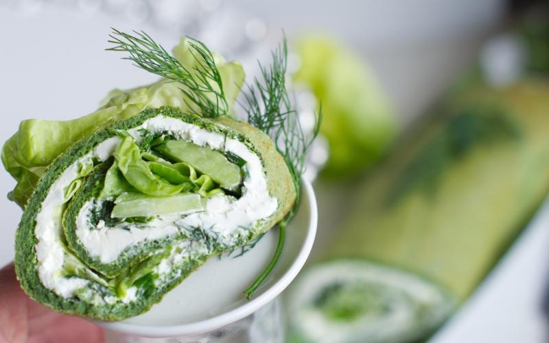 ROLADA SZPINAKOWA Z SERKIEM, OGÓRKIEM I SZCZYPIORKIEM