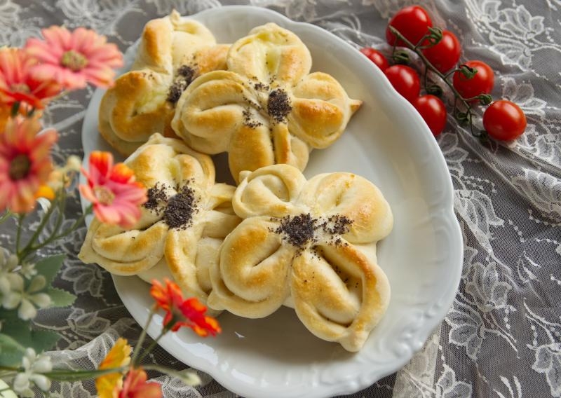 BUŁKI -KWIATY Z MOZZARELLĄ