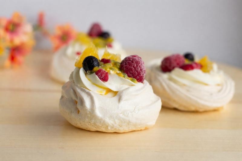 MINI PAVLOVA Z MASCARPONE I OWOCAMI