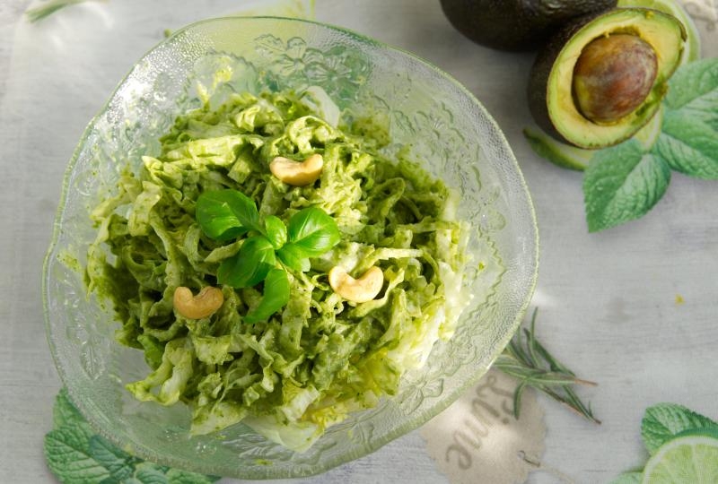 Sałatka Zielonej Bogini z sałaty lodowej