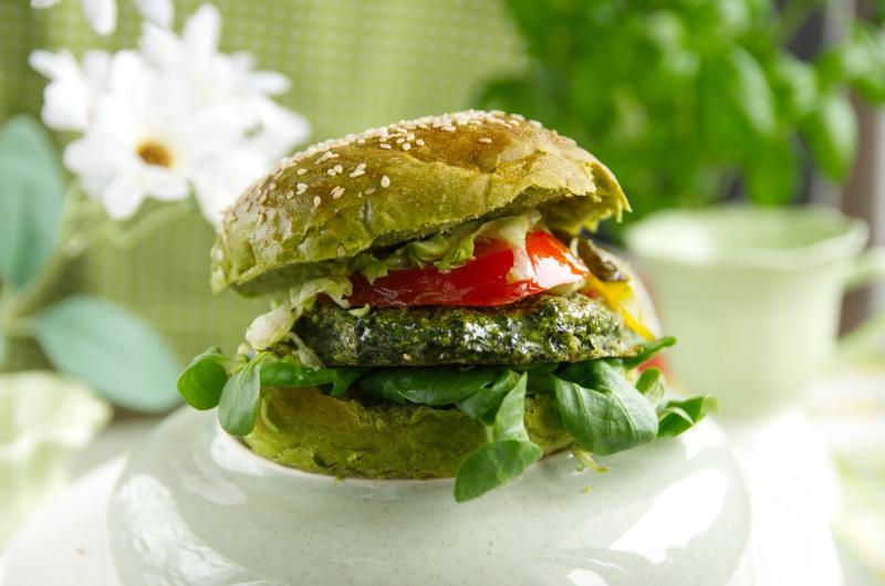 Zielony burger z kotletem ze szpinaku