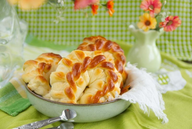 Wielkanocne bułeczki drożdżowe z budyniem