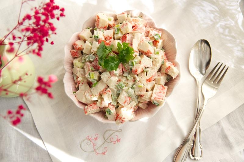 Sałatka krabowa z paluszków krabowych – szybki przepis
