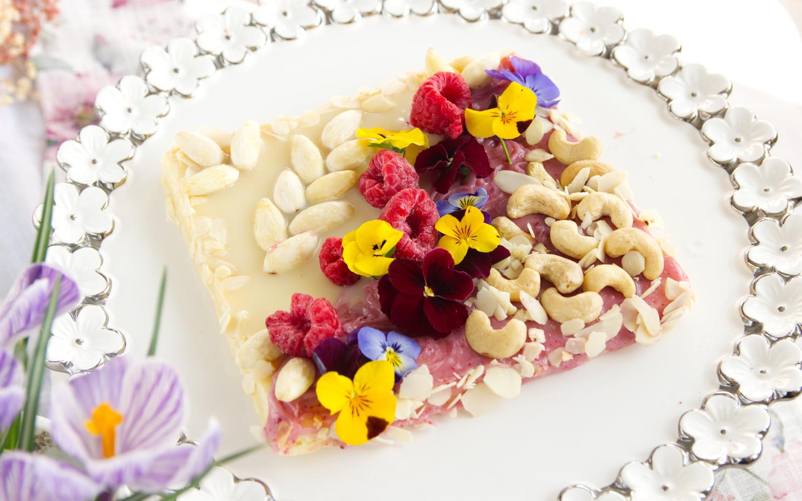 Mazurek piaskowy z białą czekoladą i malinami