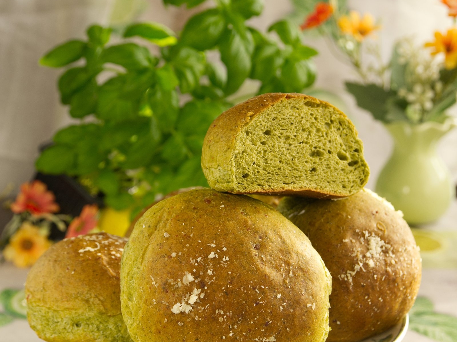 Zielone bułki czosnkowe z parmezanem