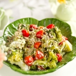 Sałatka brokułowa z...