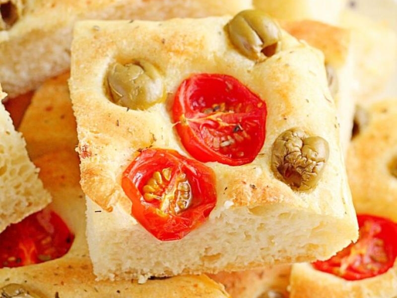 Puszysta focaccia z ziemniakami – przepis z pomidorkami i oliwkami