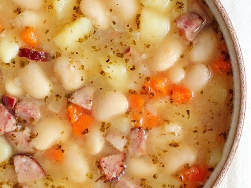Zupa fasolowa na żeberkach i kiełbasie wiejskiej – gęsta, sycąca zupa na zimę