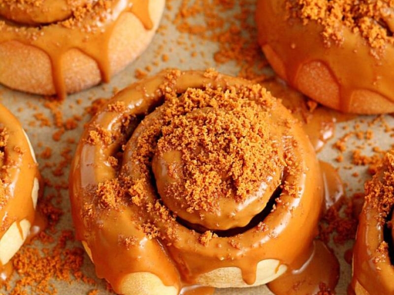 Cynamonki z kremem i ciasteczkami Lotus Biscoff