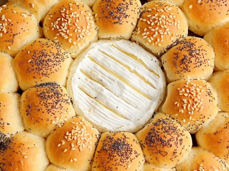 Odrywane bułeczki z camembertem