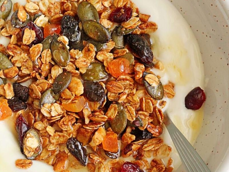 Domowa granola – prosty przepis na chrupiącą i zdrową granolę