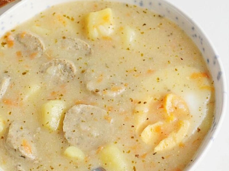 Żurek z ziemniakami – prosty przepis krok po kroku